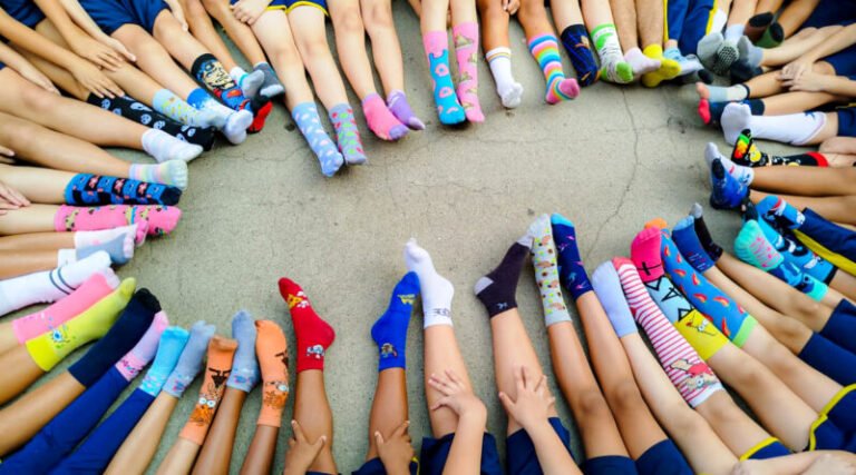 Escolas promovem ação com meias coloridas para incentivar inclusão