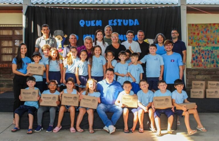 Praia Grande entrega kits de material escolar para 850 alunos da rede municipal