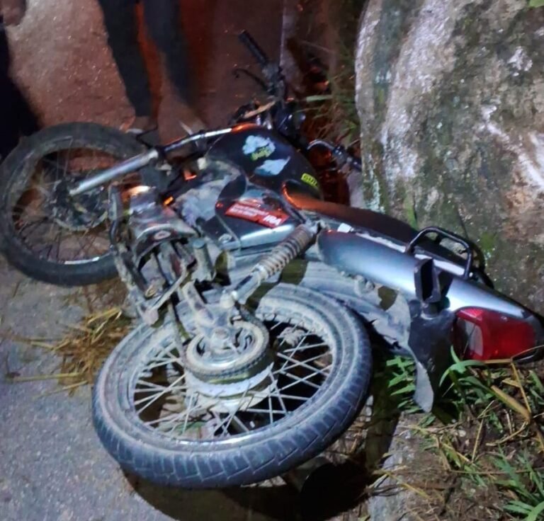 Adolescente fica ferido em acidente de moto em Laguna