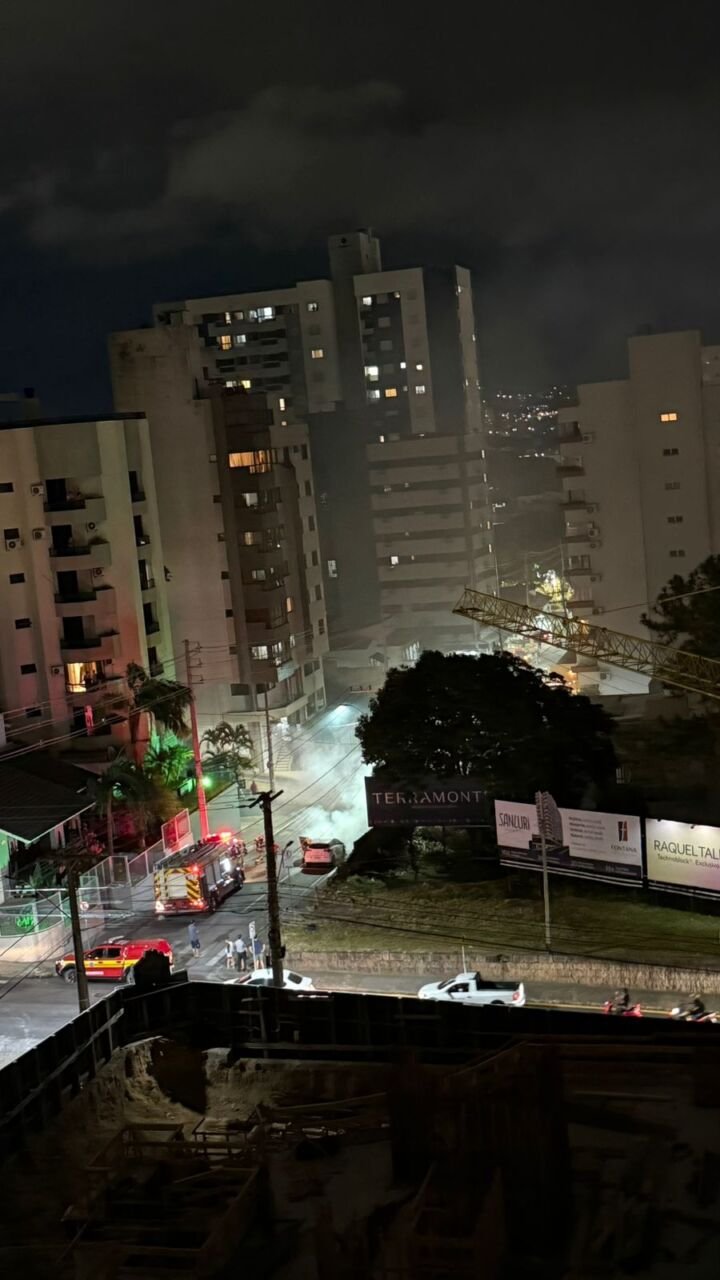 Carro pega fogo no Centro de Tubarão