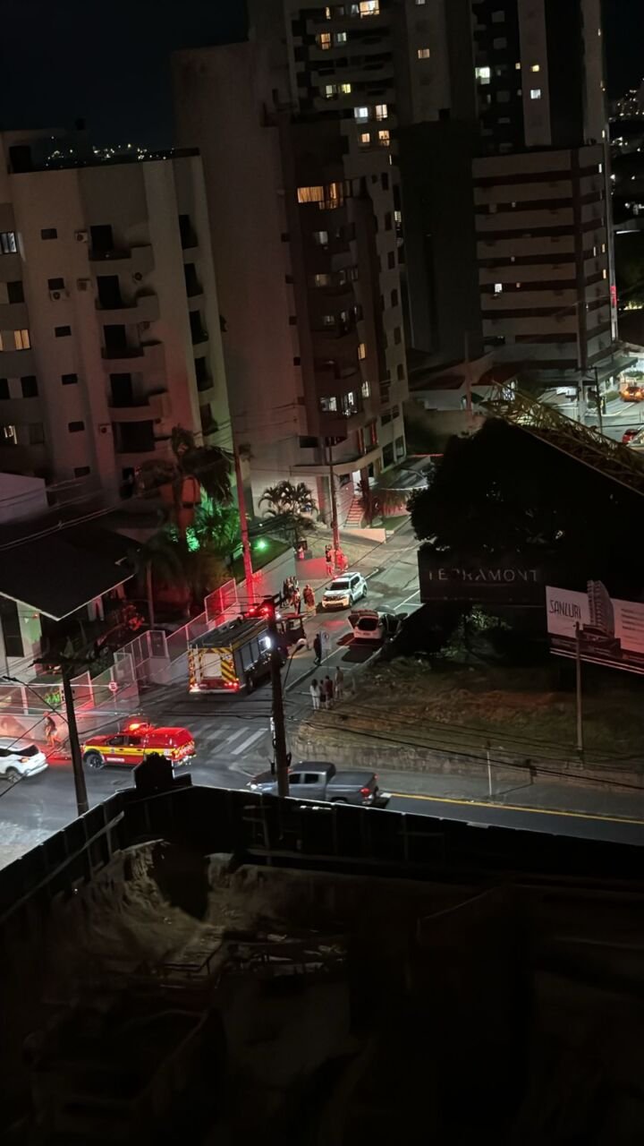 Carro pega fogo no Centro de Tubarão