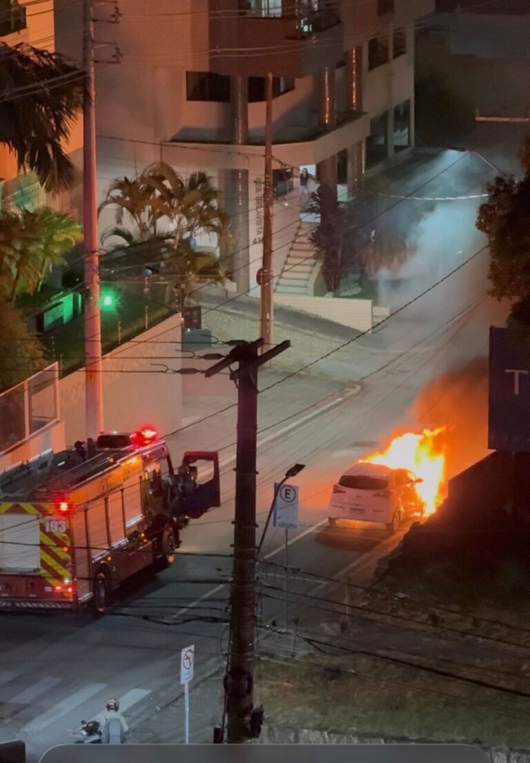 Carro pega fogo no Centro de Tubarão e assusta moradores