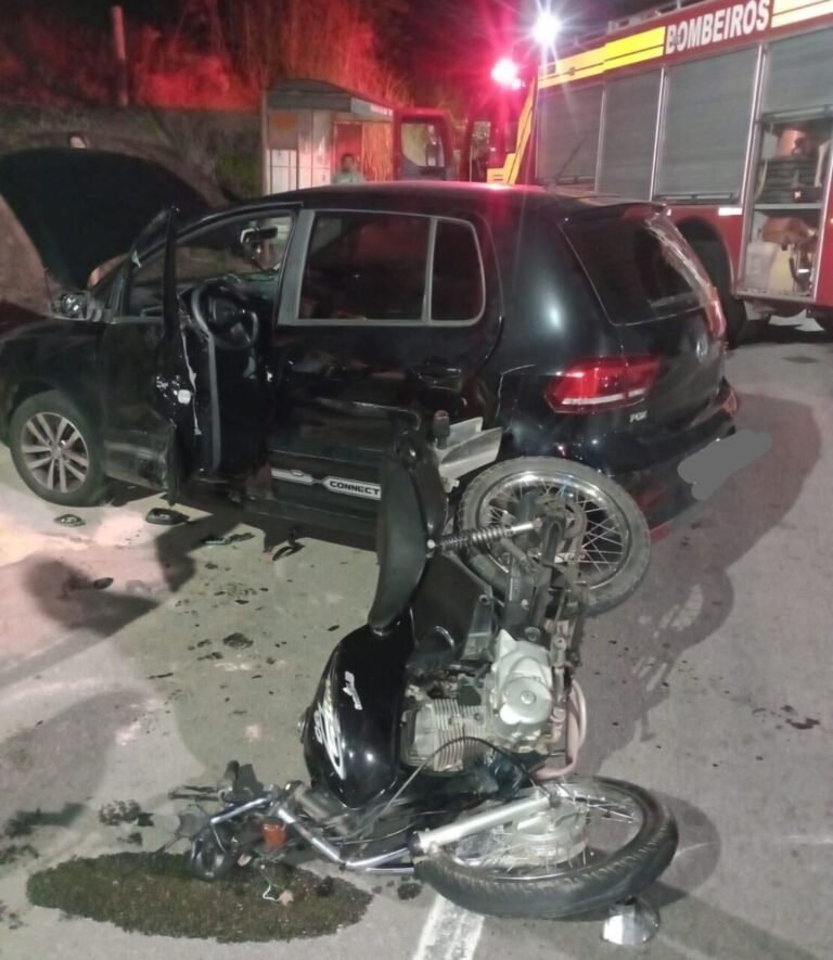 Colisão entre motocicleta e carro deixa um morto e uma ferida em Tubarão