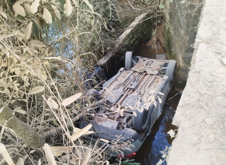 Acidente em Grão-Pará mobiliza bombeiros e envolve carro que caiu em rio