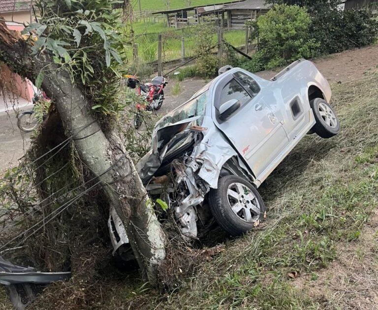 Idoso morre em acidente entre carro e moto na SC-370 em Gravatal