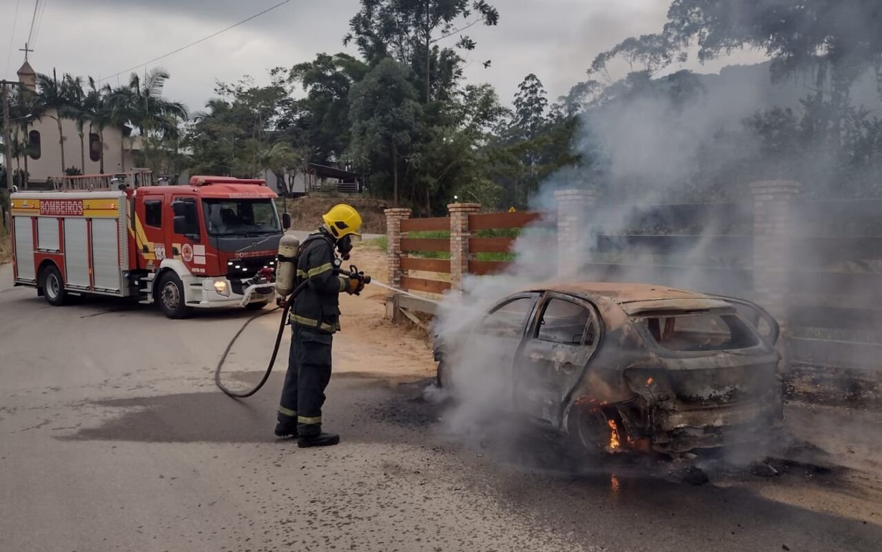 veículo incendiado em São Ludgero
