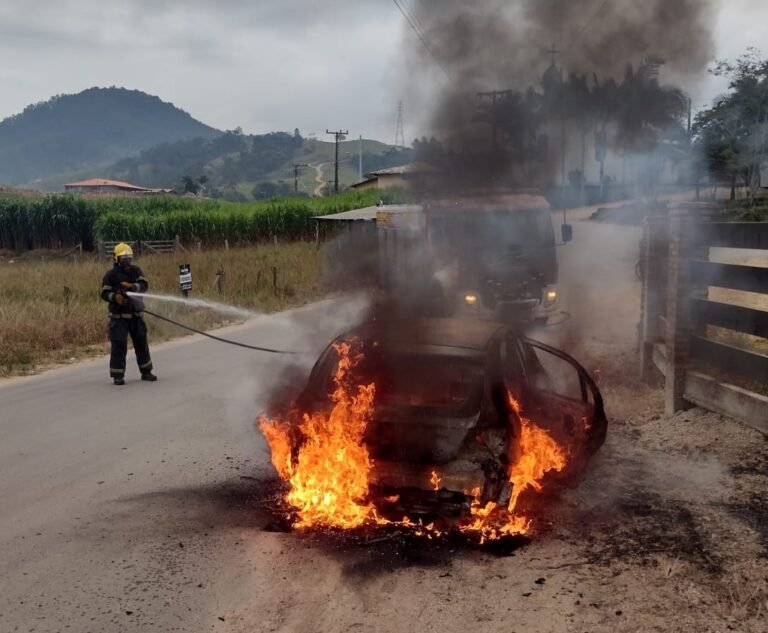 Carro é destruído por incêndio em São Ludgero