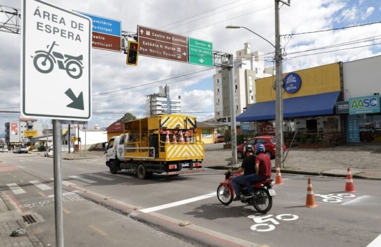 Criciúma amplia áreas de espera para motocicletas em semáforos