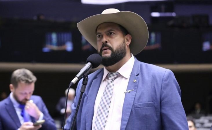 Zé Trovão propõe educação bilíngue de surdos na Constituição