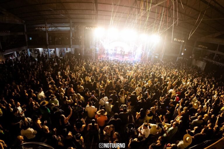 Noite de casa cheia e energia lá em cima: shows movimentam Jaguaruna na abertura do Rodeio da Jagua
