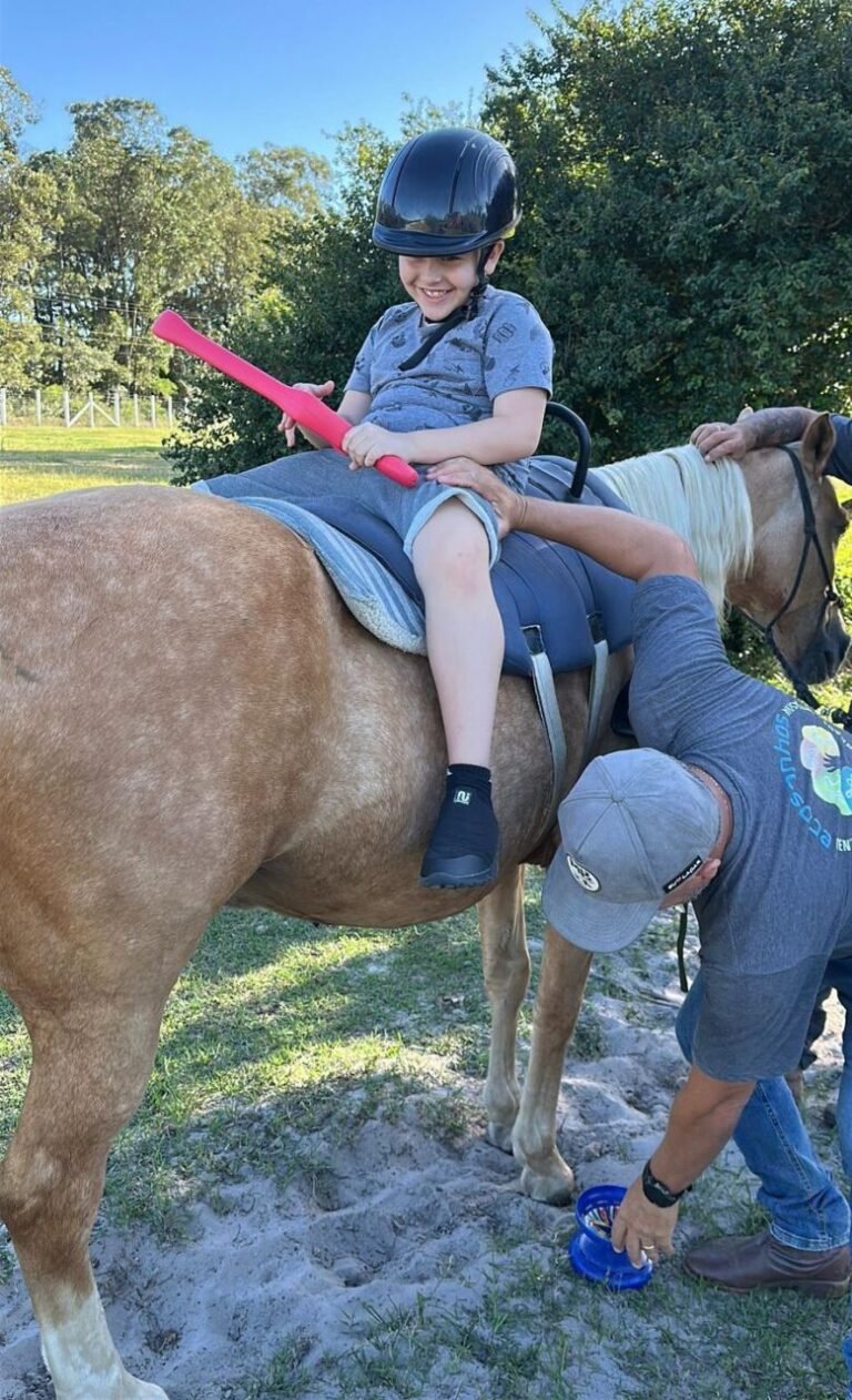 Equoterapia auxilia no desenvolvimento de pessoas com TEA no Sul de SC