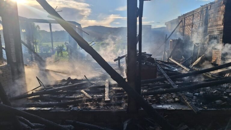 Incêndio destrói salão de festas em Rio Fortuna