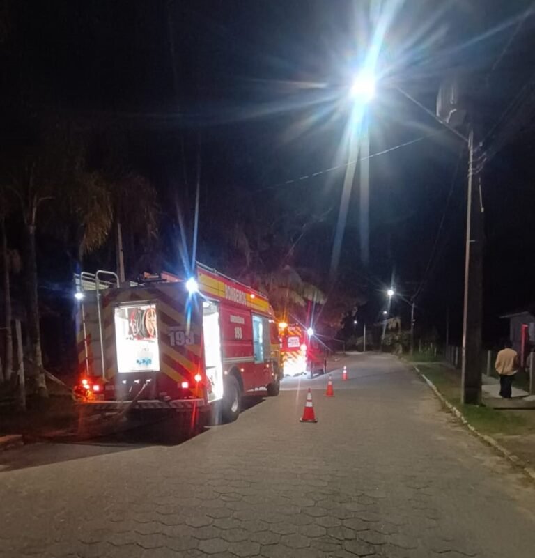 Incêndio em galpão mobiliza bombeiros e é controlado sem vítimas em Garopaba