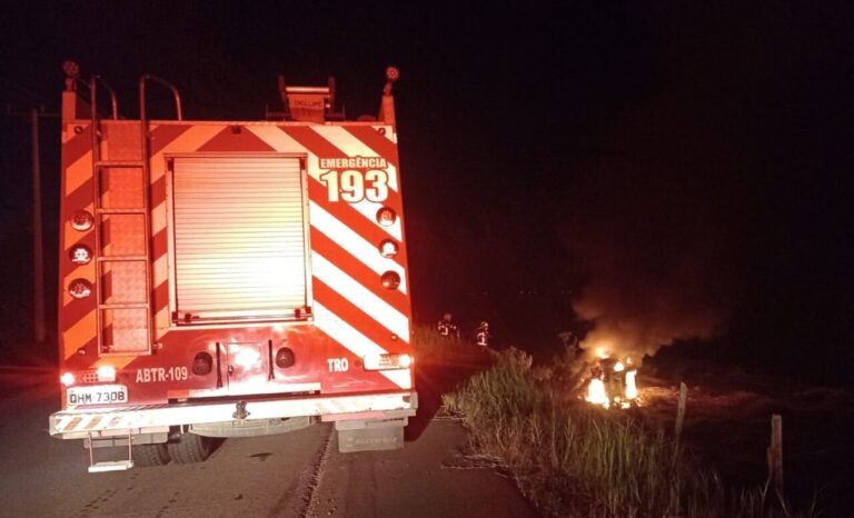 Carro pega fogo após sair da pista e deixa dois feridos em Tubarão