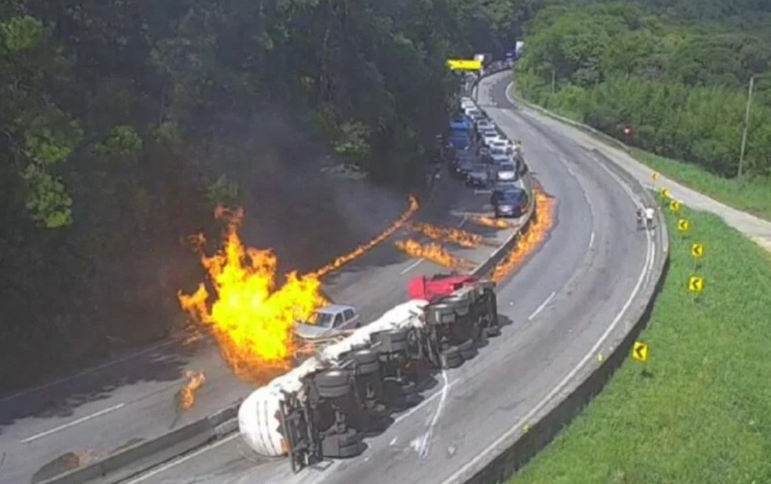 Um ano após grave acidente no Morro dos Cavalos, trecho da BR-101 segue sem solução e preocupa motoristas no Sul do Brasil.