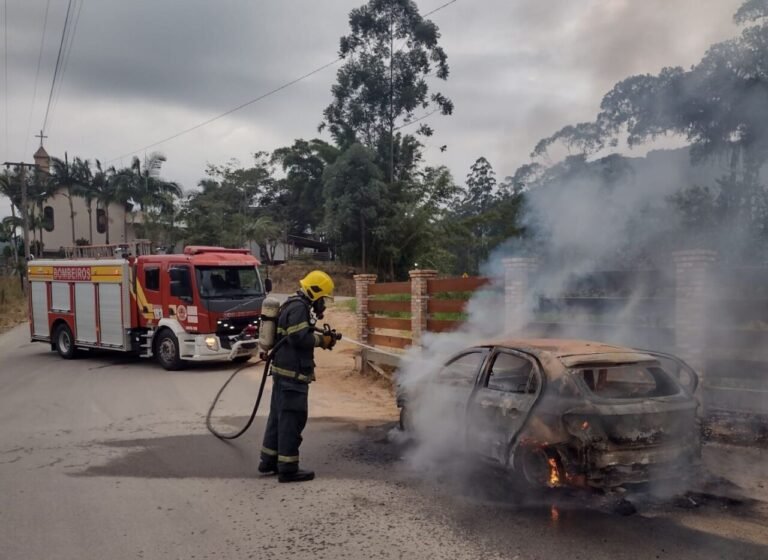 Incêndio deixa veículo completamente destruído