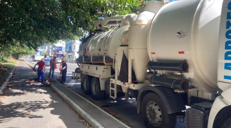 Prefeitura realiza limpeza de drenagem na Avenida José Acácio Moreira em Tubarão