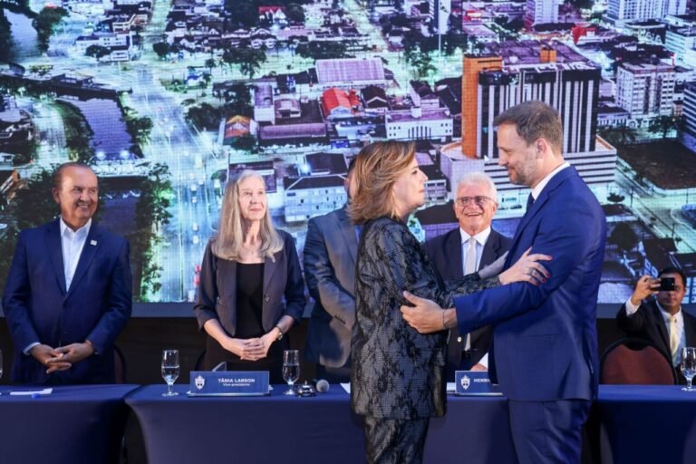 Adriano Silva renuncia à prefeitura de Joinville e Rejane Gambin assume o cargo