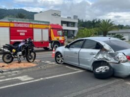 colisão carro motocicleta Gravatal