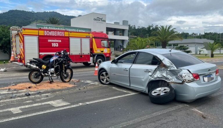 Colisão entre carro e motocicleta deixa dois feridos em Gravatal