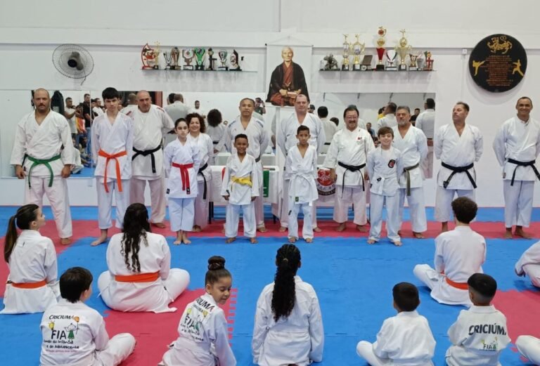 Troca de faixas no karatê emociona famílias e atletas em Criciúma