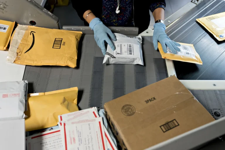 Governo federal encerra taxa das blusinhas para compras internacionais de até US$ 50