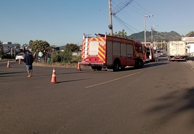 Motociclista fica ferida após sair da pista e cair em vala na SC-370, em Tubarão