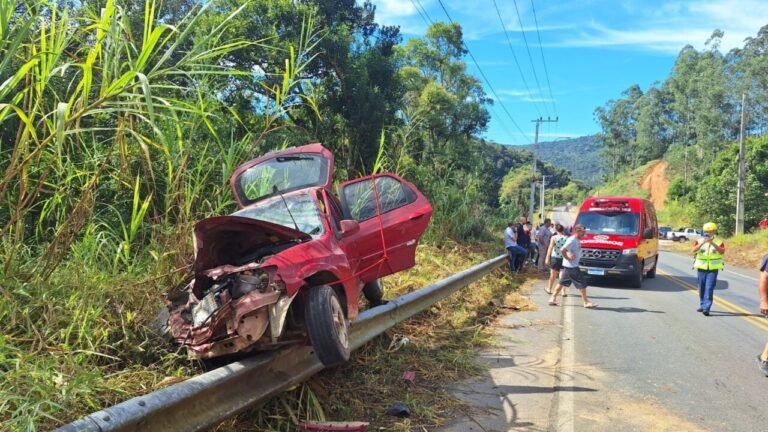 Acidente entre carro e caminhão deixa motorista ferido na SC-370, em Grão-Pará