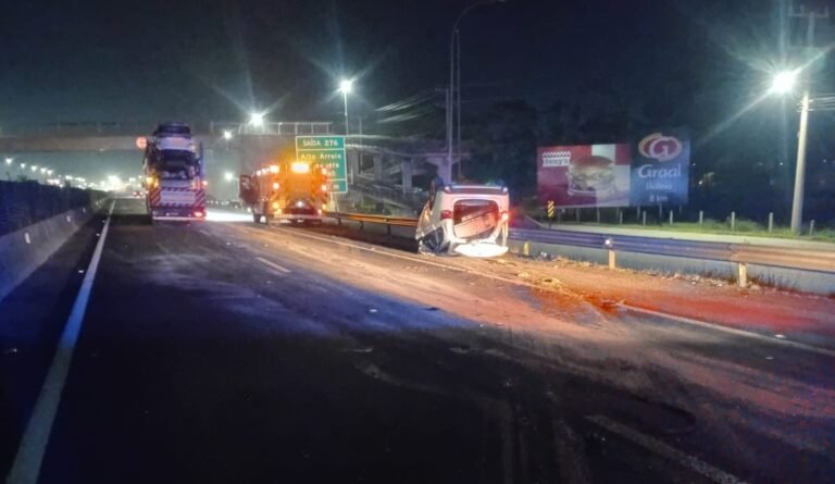 Capotamento na BR-101 deixa motorista ferido em Imbituba
