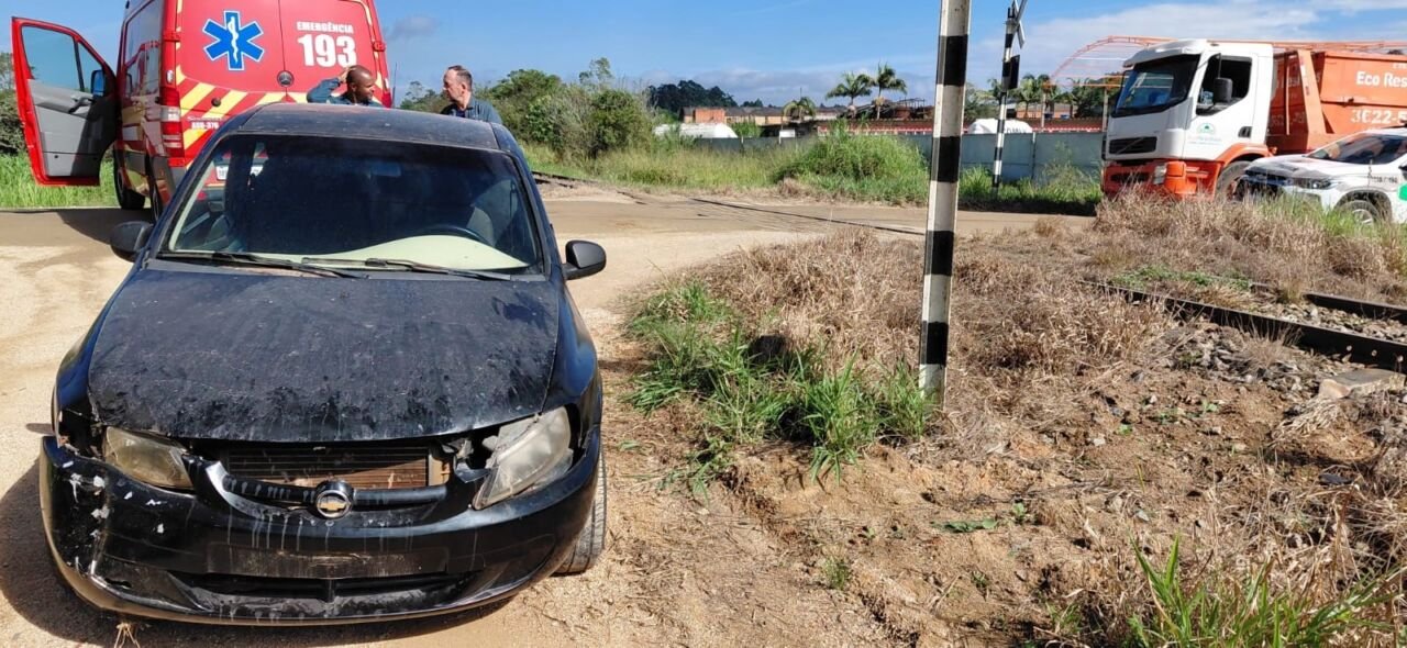 colisão entre carro e trem
