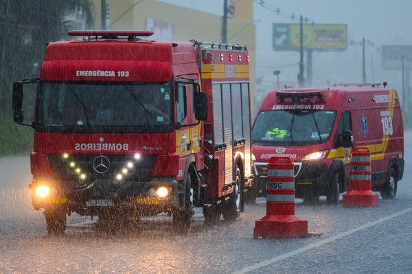 bombeiros-forte-chuva