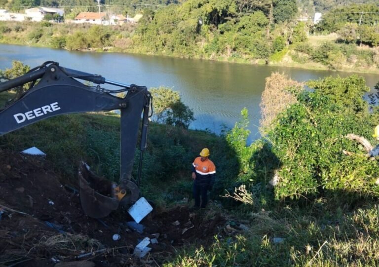Defesa Civil realiza limpeza de valas e recuperação de comportas em Tubarão