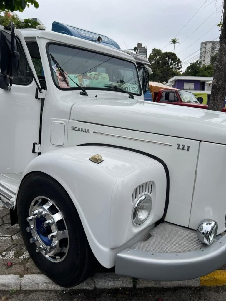 Feira de carros antigos reúne famílias e relíquias no Centro de Tubarão