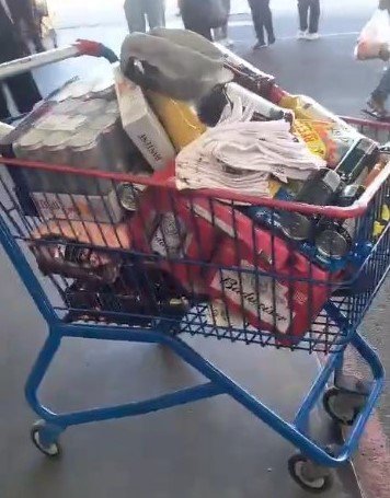 casal detido por furto em hipermercado de Laguna