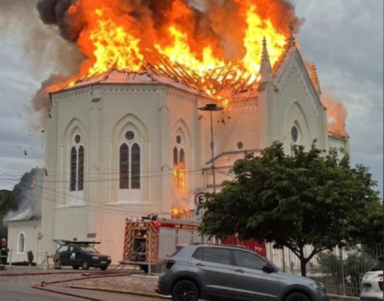 Incêndio destrói Igreja Matriz de Flores da Cunha na Serra Gaúcha