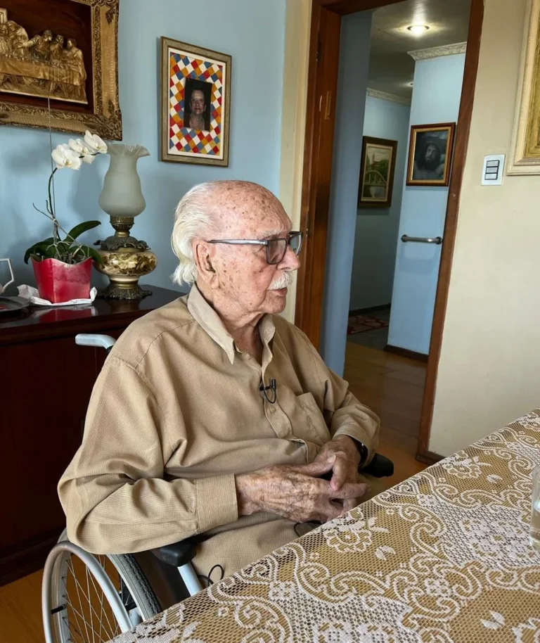 Escritor mais velho do mundo completa 104 anos e lança novo livro em Tubarão