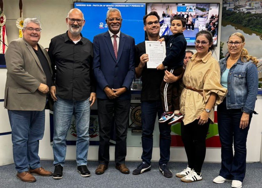 Notisul é homenageado pela camara de tubarão