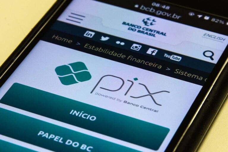 Homem com medida protetiva é preso após ameaçar ex por mensagens via Pix em SC