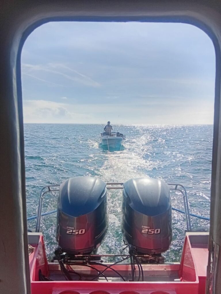 embarcação à deriva em Laguna