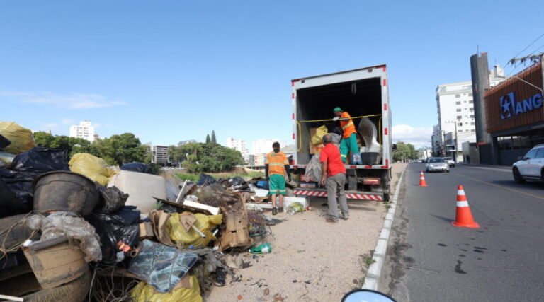 Mutirão recolhe 8 toneladas de lixo nas margens do Rio Tubarão