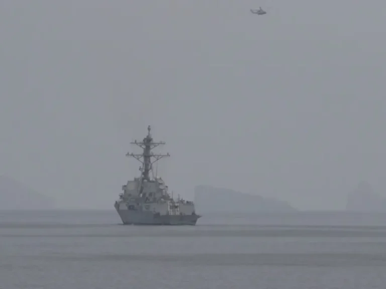 Irã diz ter impedido navios dos EUA em Ormuz; americanos negam ataque