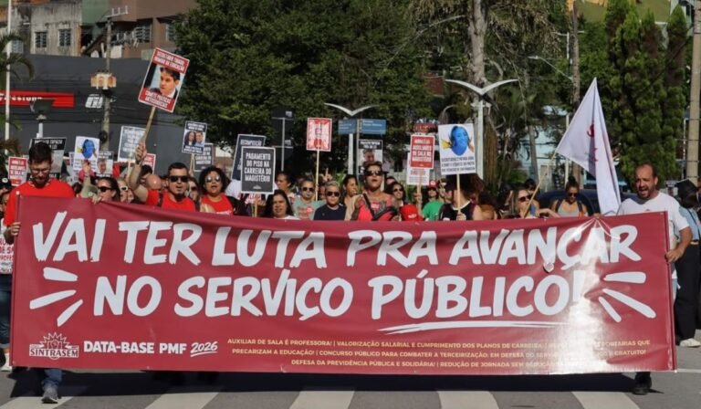 Pelo Estado – Greve, exoneração e saúde e educação ameaçadas 