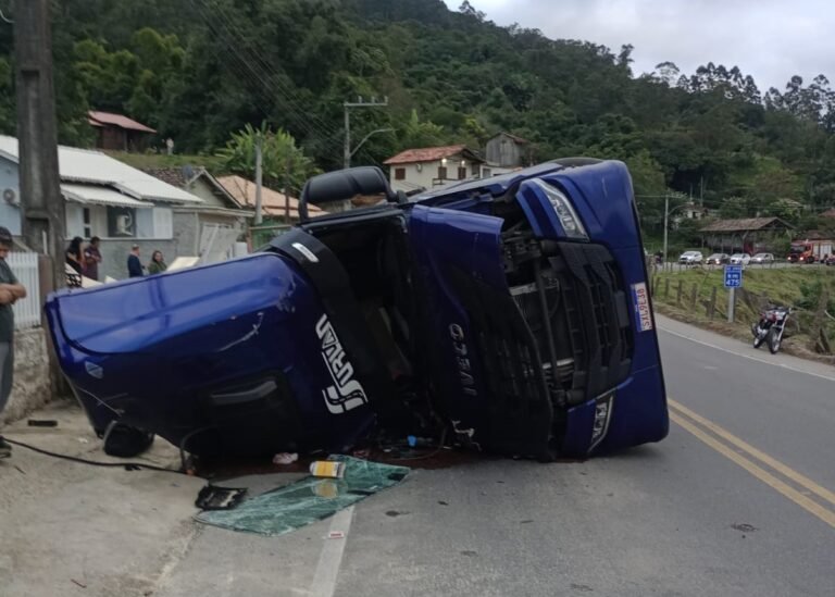Tombamento de caminhão deixa motorista ferida na SC-370, em Tubarão