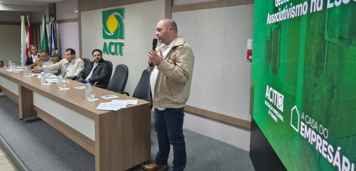 Alexsandro Barbosa é reeleito presidente da ACIT eleição da ACIT