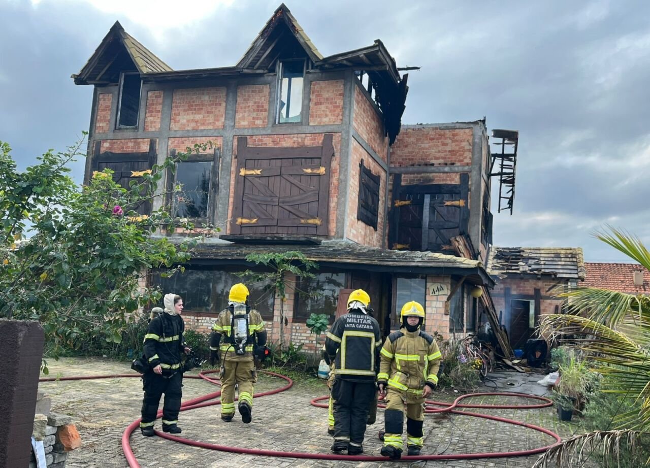 incêndio em casa na Praia do Sol