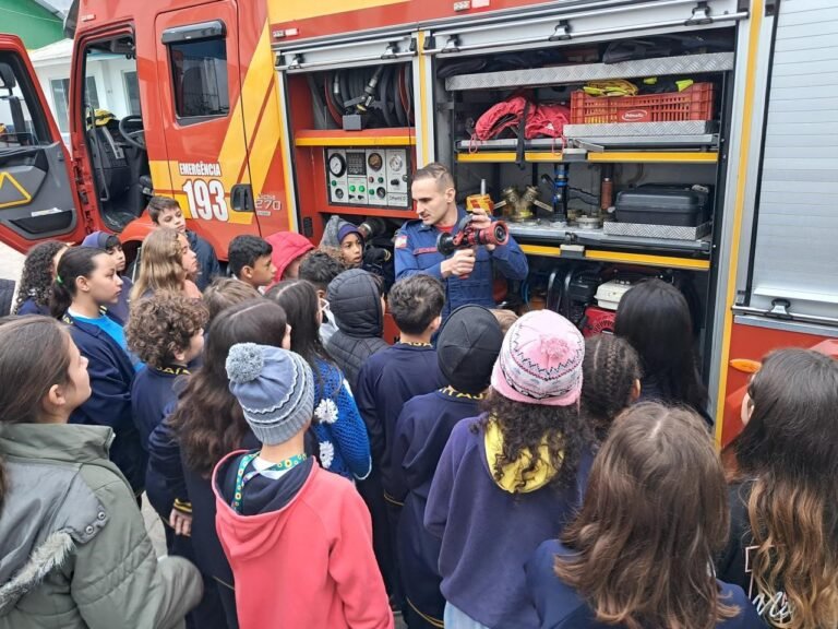 Bombeiros levam prevenção de incêndios a mais de 6 mil estudantes em Santa Catarina