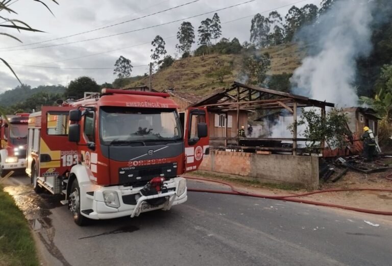 Incêndio destrói residência e mobiliza bombeiros em São Ludgero