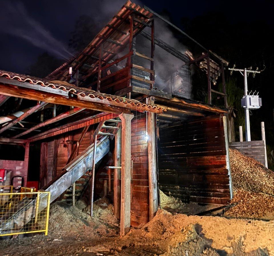 incêndio em madeireira