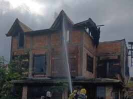 Incêndio destrói parte de casa na Praia do Sol, em Laguna incêndio em casa na Praia do Sol