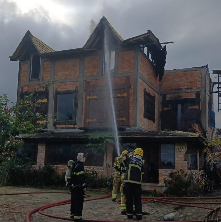 incêndio em casa na Praia do Sol